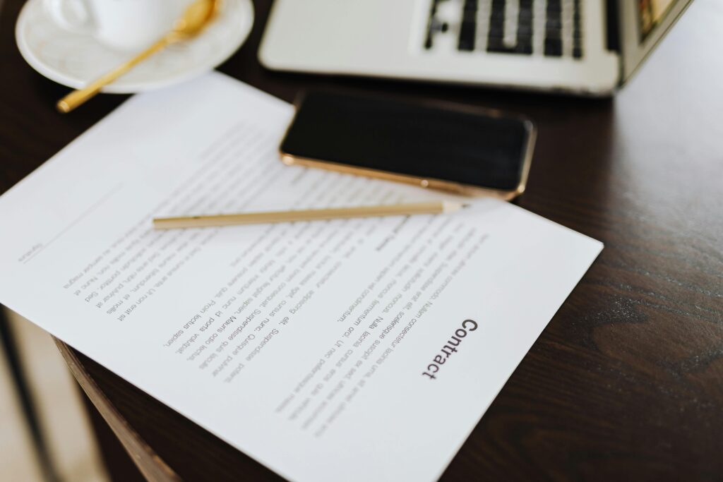 Contrat d’égérie : définition, clauses essentielles et impact marketing en entreprise