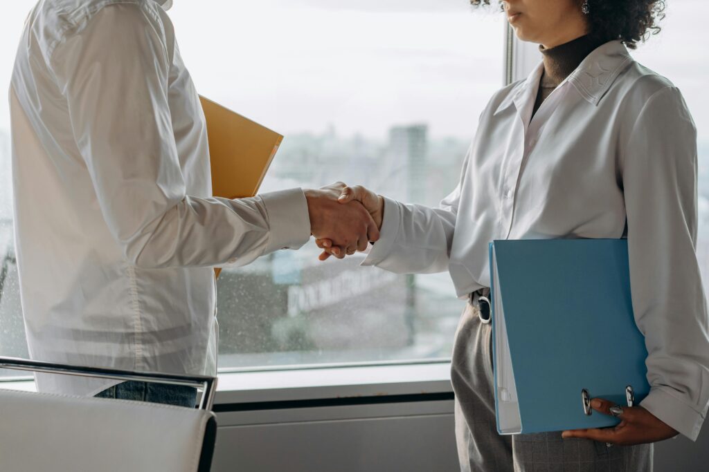 Cumuler deux emplois en France : conditions légales, limites et stratégies pour rester conforme